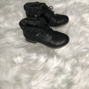Refresh black booties size 7.5